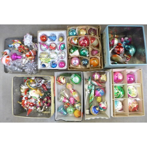 1189 - A collection of Christmas bauble decorations (1960's-1970's)