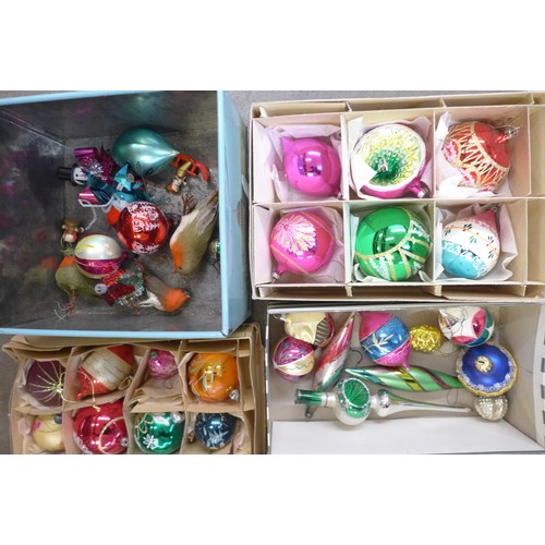 1189 - A collection of Christmas bauble decorations (1960's-1970's)