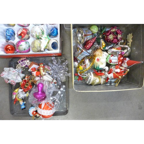 1189 - A collection of Christmas bauble decorations (1960's-1970's)