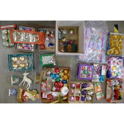 1189A - A collection of vintage Christmas decorations, paper, etc. (1960's-1970's)