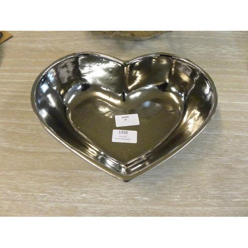 1358 - A silver ceramic heart dish (1843206)   #