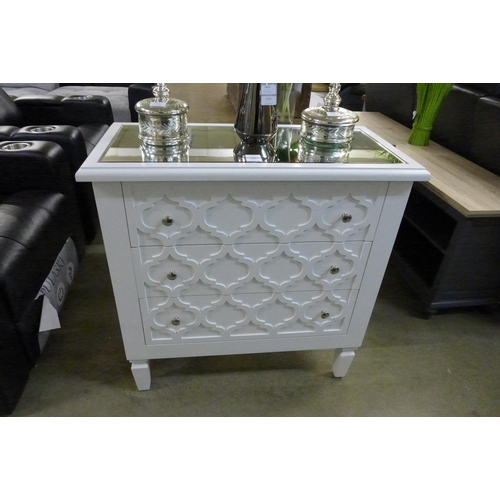 1416 - A white mirrored top chest of three drawers.