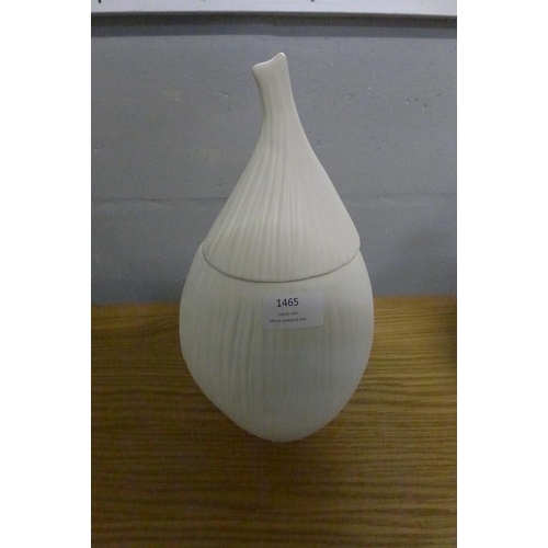 1465 - A Husk ivory ceramic lidded jar (503402)   #