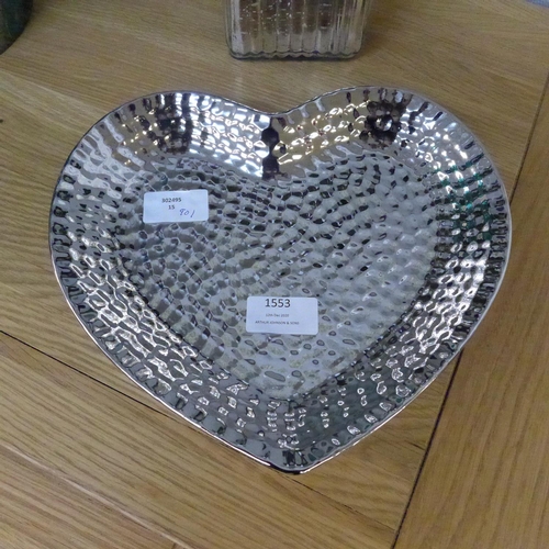 1553 - A silver dimple heart shaped dish