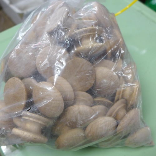 2407 - Bag of approx. 1000 wooden knobs in assorted sizes