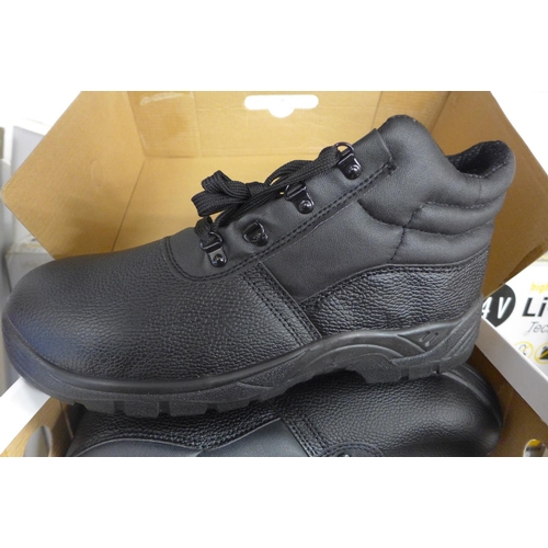 2998 - Pair of Chucka safety boots - size 11 - boxed and unworn