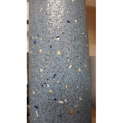 2997 - Roll of blue speckled non-slip flooring - approx. 2m x 3m - 6 sq. mtrs