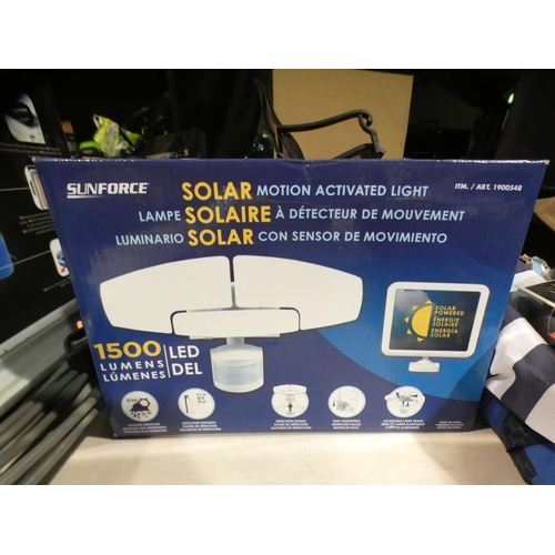 3239 - 1500 Lumen Triple Head Solar Light    (213-186) * This Lot Is Subject To Vat