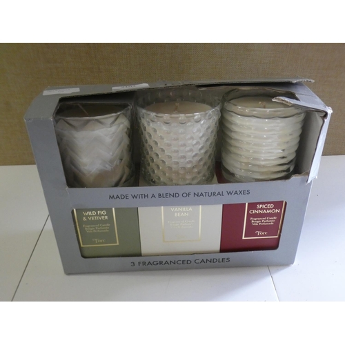 2103 - A pack of three fragrance candles