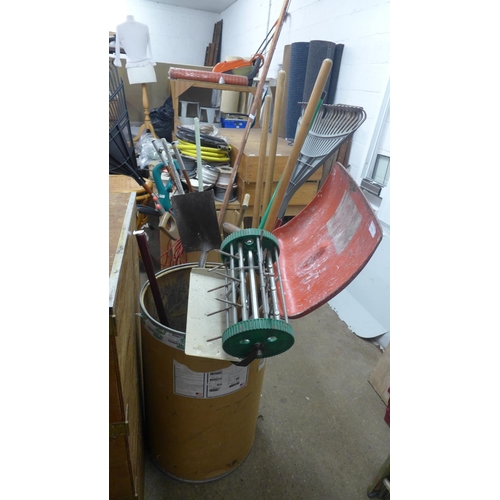 2480 - Quantity of garden tools inc. spade, aerator, rake, pruners, extendable tree pruner fork, etc. (tub ... 