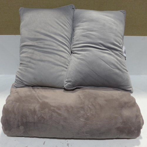 3273 - Kirkland Signature Queen Plush Blanket (98Cm X 92Cm) and two grey plastic cushions (213-254) * This ... 