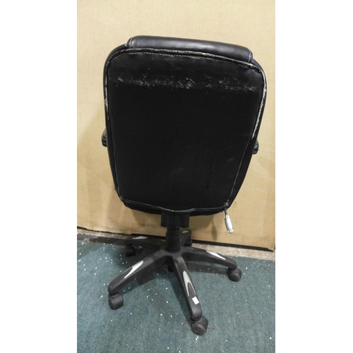 3439 - Padded Folding Chair      (213-578) * This Lot Is Subject To Vat