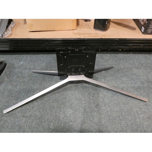 3117 - Nine misc. remotes and large quantity of TV stand parts (213) * This lot is subject to VAT