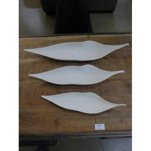 1565 - A Husk ivory ceramic set of three leaf dishes (5054P13)   #