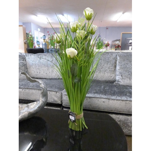 1573 - A 70cm sheaf of white roses   (2604810)