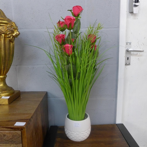 1603A - A 70cm sheaf of red roses in white ceramic pot (2605210)   #