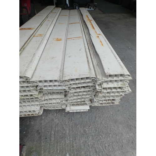 2510 - Approx. 49 plastic floor decking (86