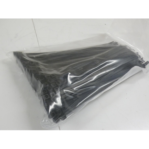 2066 - 2000 Black cable ties * This lot is subject to VAT