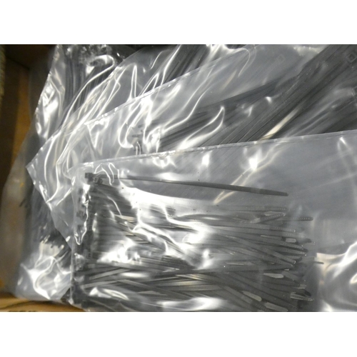 2067 - 2000 Black cable ties * This lot is subject to VAT