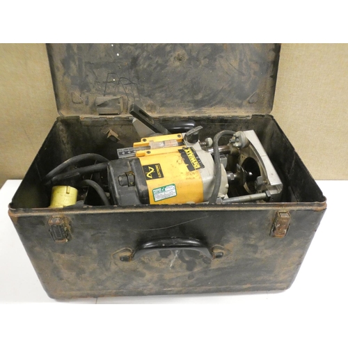 2077 - Dewalt router in metal box - W