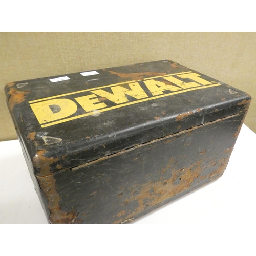 2077 - Dewalt router in metal box - W