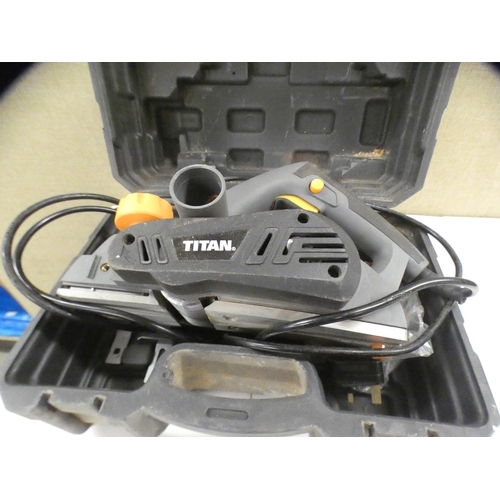 2081 - Titan sander in case - W