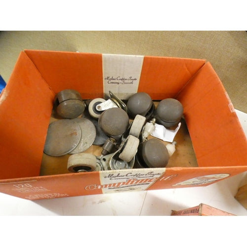 2086 - Box of furniture casters