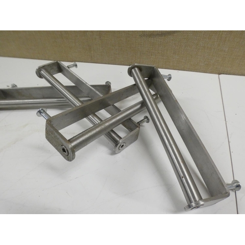 2095 - 14 Steel handles