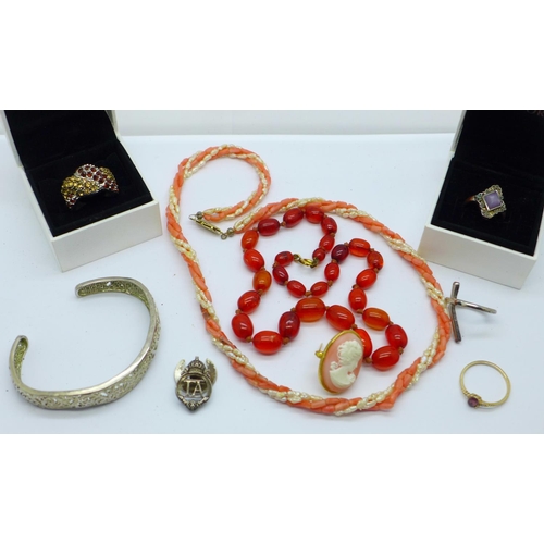 678 - Costume jewellery