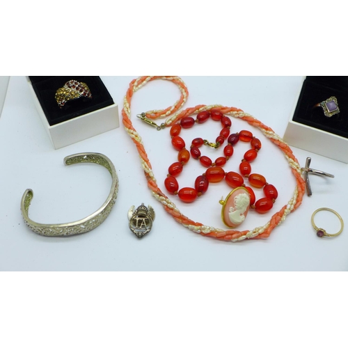 678 - Costume jewellery