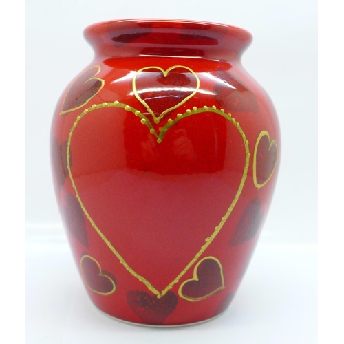 689 - An Anita Harris vase, 14cm