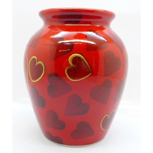 689 - An Anita Harris vase, 14cm