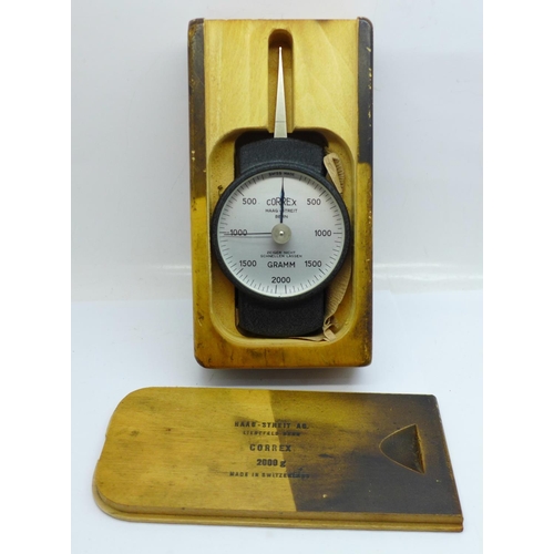 695 - A Swiss made dynamometer, marked Correx, Haag-Streit, Bern; Zeiger Night, Schnellen Lassen, 2000 Gra... 