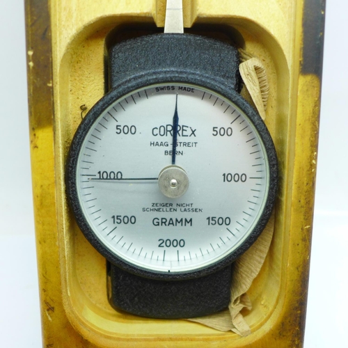 695 - A Swiss made dynamometer, marked Correx, Haag-Streit, Bern; Zeiger Night, Schnellen Lassen, 2000 Gra... 