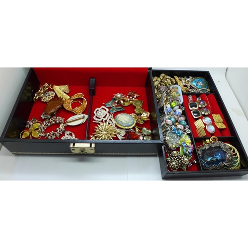 707 - A jewellery box and costume jewellery