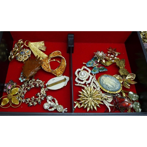 707 - A jewellery box and costume jewellery