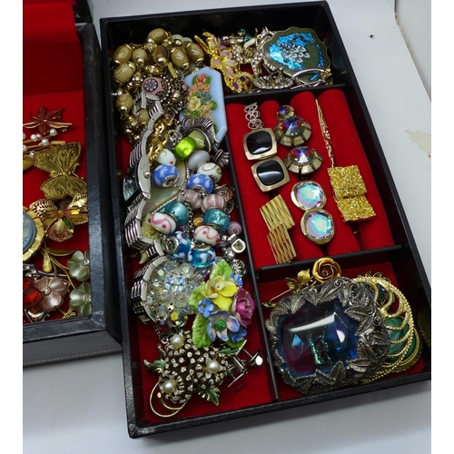 707 - A jewellery box and costume jewellery