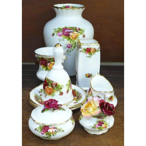 724 - Nine items of Royal Albert Old Country Roses, (petals a/f)