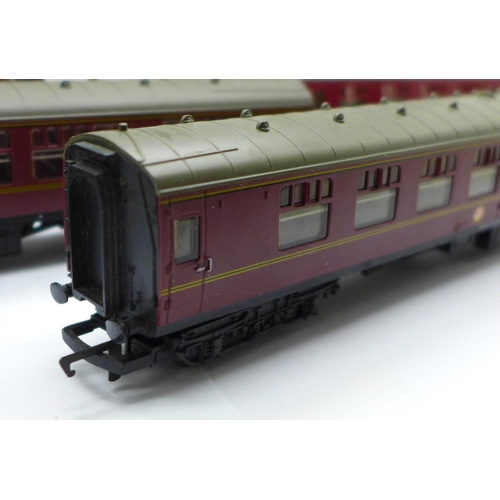 739 - Four OO gauge Hornby railway carriages