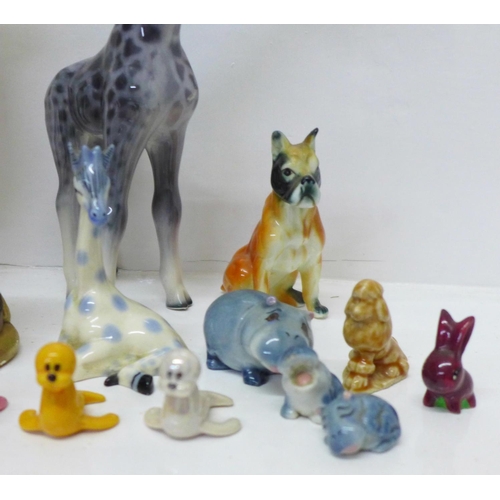 750 - A West German model of a giraffe, a small Szeiler giraffe, boxer dogs, Wade Whimsies and similar com... 