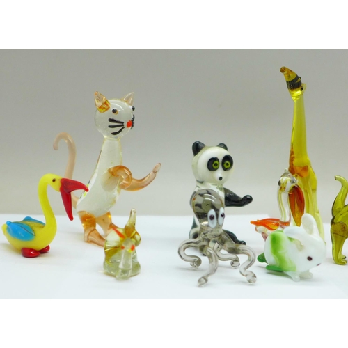 776 - Eighteen miniature glass animal figures