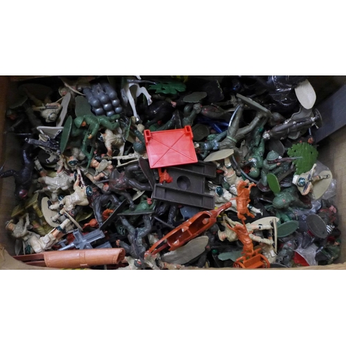 777 - A collection of mainly plastic toy soldiers, etc.