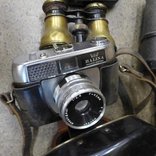 783 - A pair of Pathescope 20x50 binoculars, two pairs of field glasses and a Viewmaster viewer