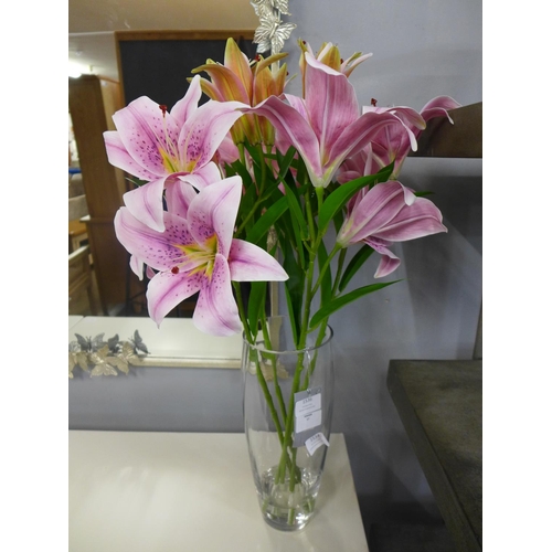 1434 - A spray of pink lilies in a glass vase, 63cms (50646625)   #