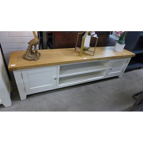 1542 - A Hampshire painted oak extra large TV unit  *This lot is subject to VAT - bottom shelf has lifted.