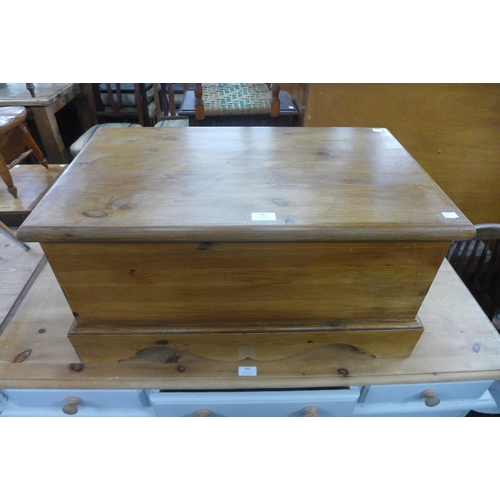 270 - A pine blanket box