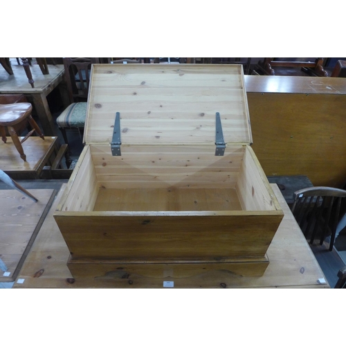 270 - A pine blanket box