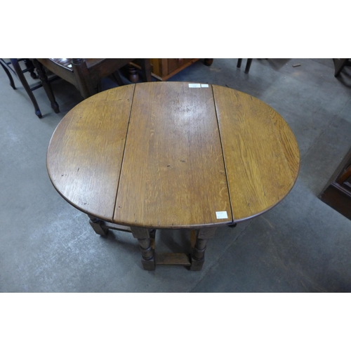 289 - An oak gateleg occasional table