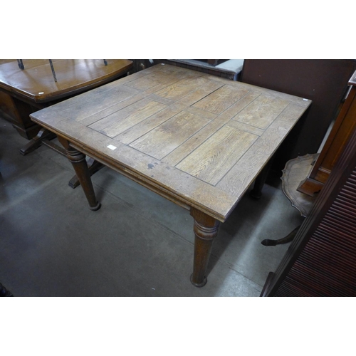 374 - An oak draw-leaf table