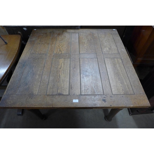 374 - An oak draw-leaf table